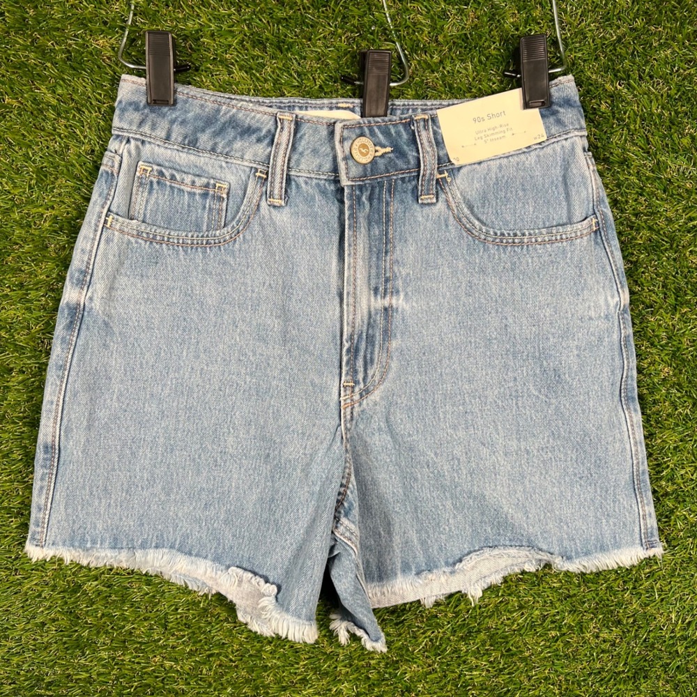 Hollister Ultra High-Rise 90s Shorts Light Wash Raw Hem Denim W24 Size 00 NEW